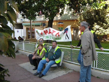 Un momment de pause tout en écoutant les prises de paroles des organisations